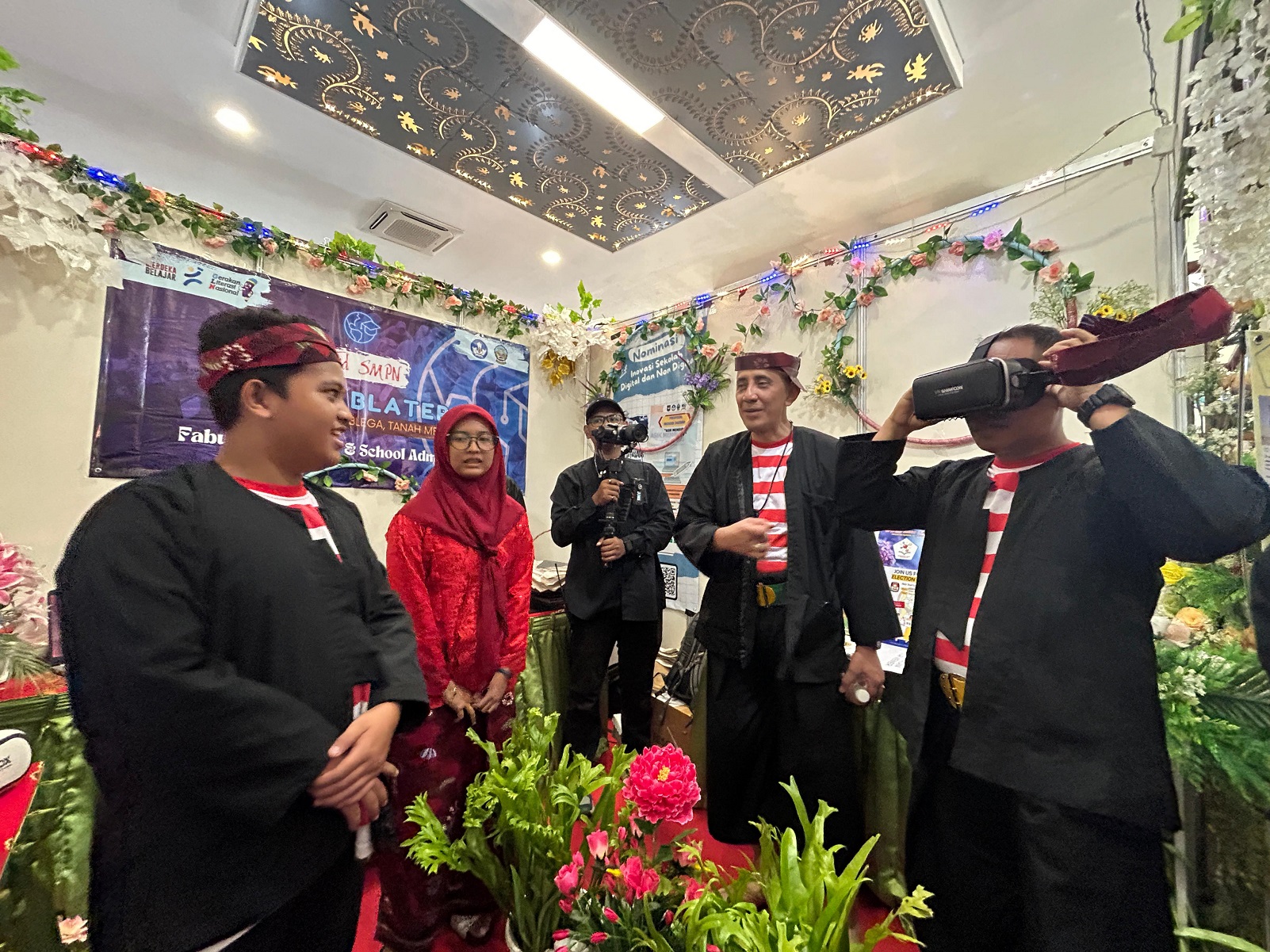 PANTAU: Pj Bupati Bangkalan Arief M. Edie mencoba inovasi dan karya di salah satu stan Gebyar Inovasi dan Expo Pendidikan, Kamis (2/5).