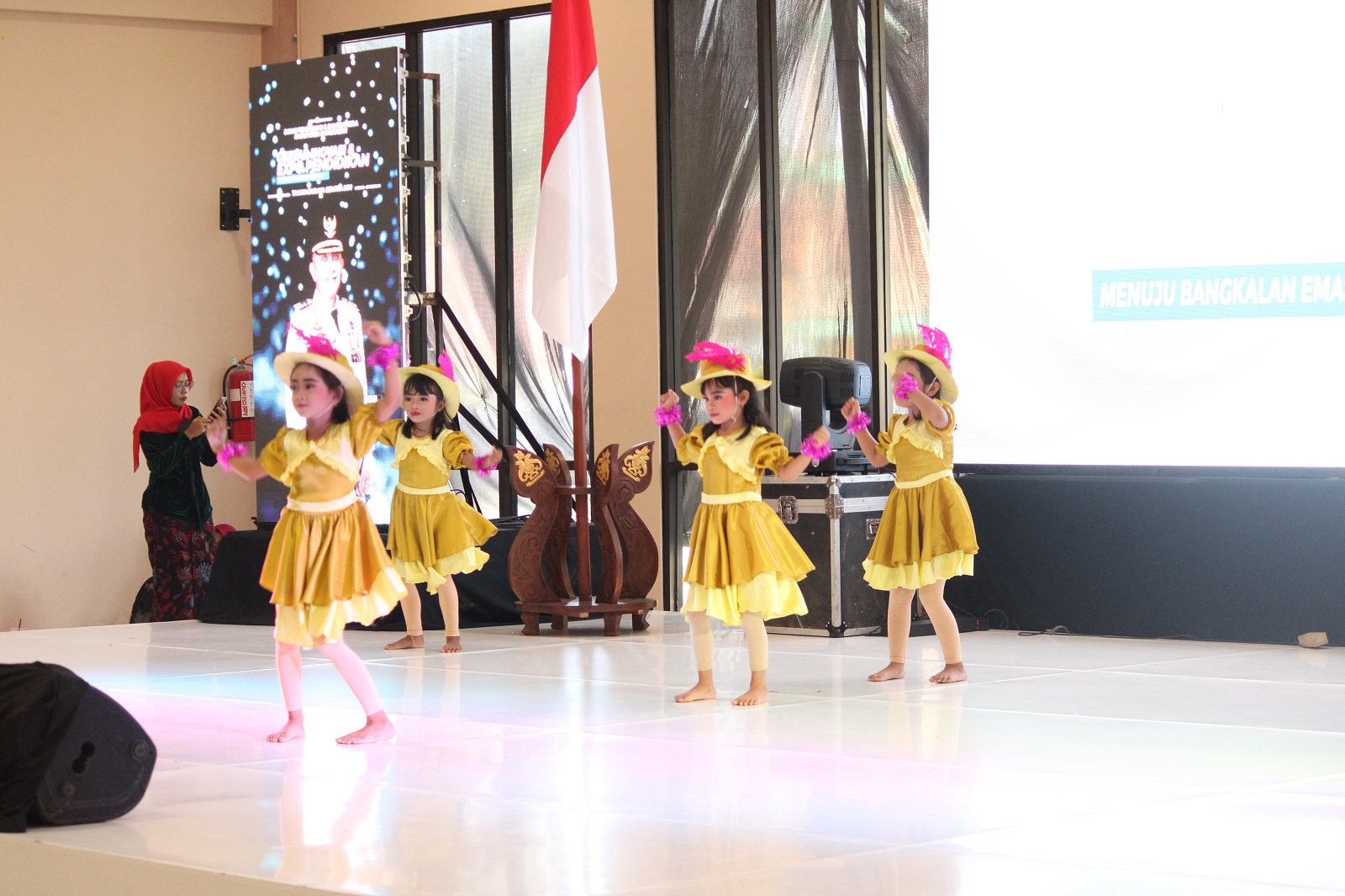 LUCU: Siswa TK ABA 4 Burneh menampilkan tari kreasi Barbie dalam Gebyar Inovasi dan Expo Pendidikan Menuju Bangkalan Emas.