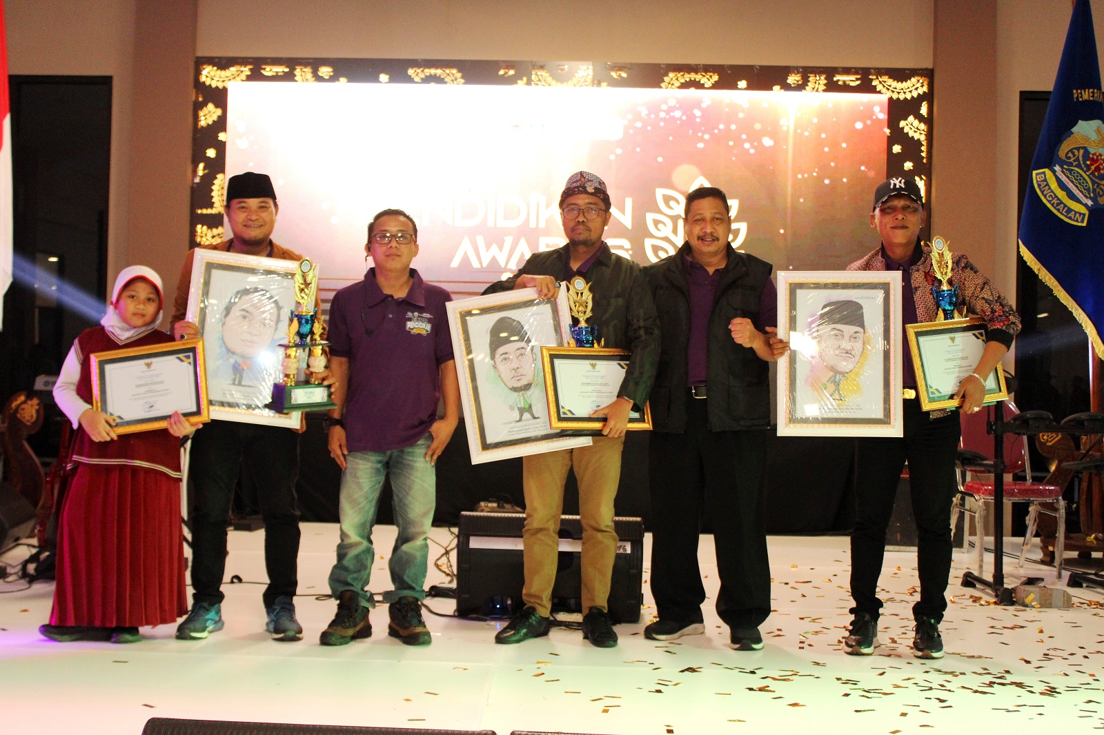 PANUTAN: Tiga tokoh peraih penghargaan kategori Tokoh Pendidikan Favorit versi pembaca JPRM menerima cenderamata pada malam penganugerahan, Sabtu (4/5) malam.
