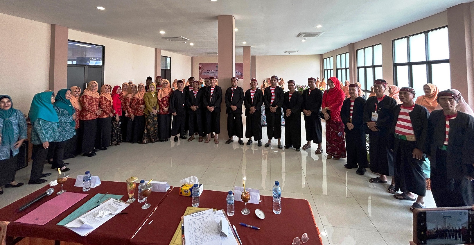 KHIDMAD: Jajaran forkopimda berfoto bersama setelah memantau tumpeng yang dilombakan pada Gebyar Inovasi dan Expo Pendidikan, Kamis (2/5).