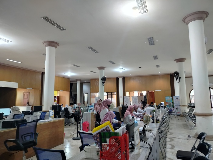 SANTAI: Pegawai DPMPTSP Pamekasan berada di ruangan gedung MPP, Senin (6/5). (LAILIYATUN NURIYAH/JPRM)