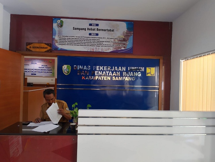 BERTUGAS: Karyawan DPUPR sedang bertugas di ruang resepsionis kantornya Selasa (7/5). (UBAIDILLAHIR RA&rsquo;IE/JPRM)