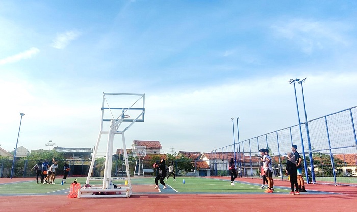 BEKERINGAT: Beberapa atlet bermain bola basket di lapangan Sampang Sport Center, Selasa (30/4). (JUNAIDI PONDIYANTO/JPRM)
