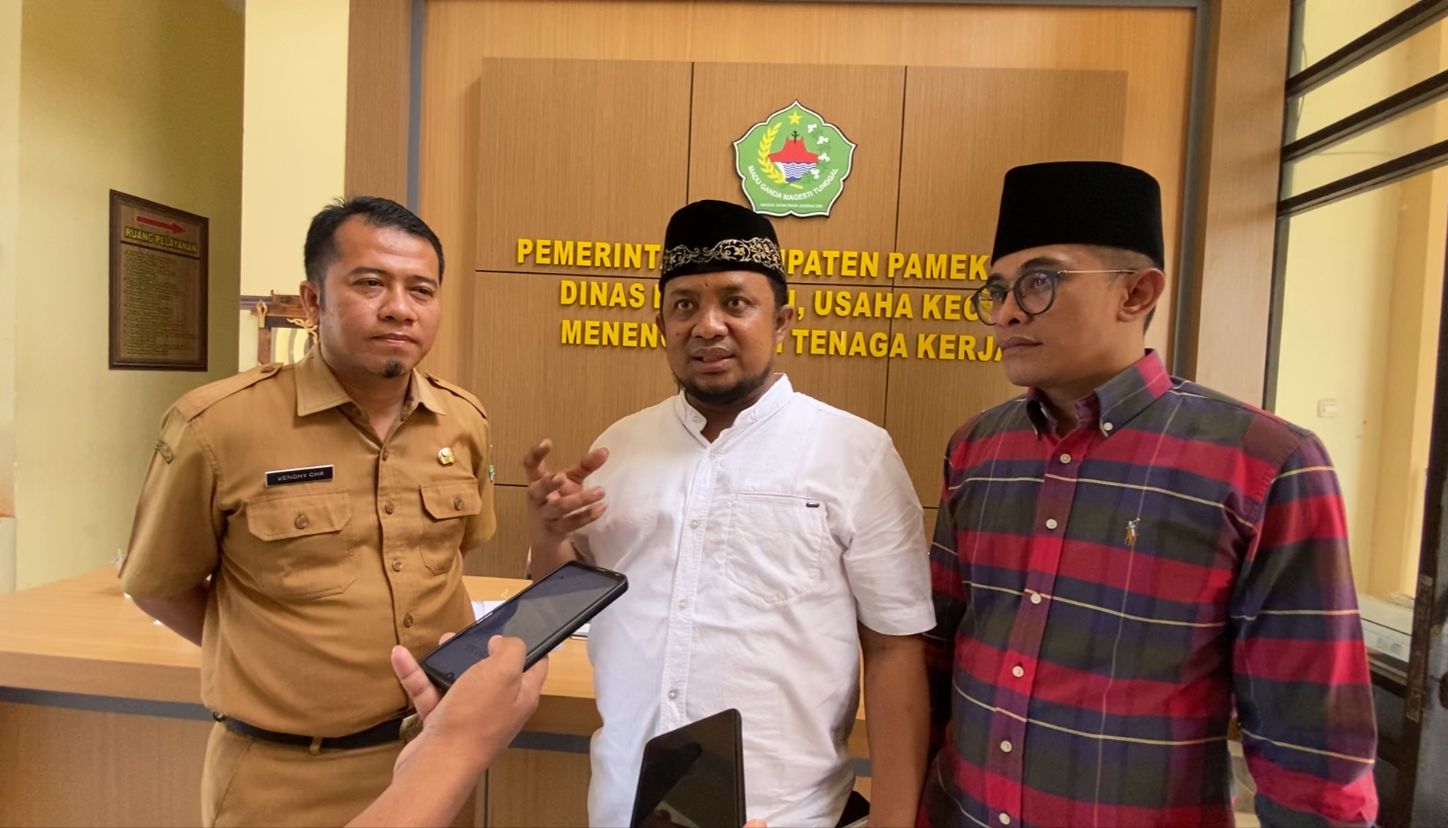 DIAWASI: Wakil Ketua DPRD Pamekasan Harun Suyitno wawancara dengan wartawan usai sidak di kantor diskop UKM dan naker kemarin, Senin (6.5).&nbsp;MOH. IQBAL AFGANI/JPRM)