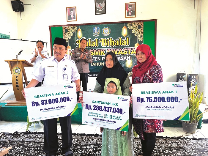 PEDULI: Kepala BPJS Ketenagakerjaan Pamekasan Anita Ardhiana (kanan) didampingi Kacabdindik Wilayah Pamekasan Slamet Goestiantoko menyerahkan santunan JKK kepada ahli waris di SMK Miftahul Qulub.