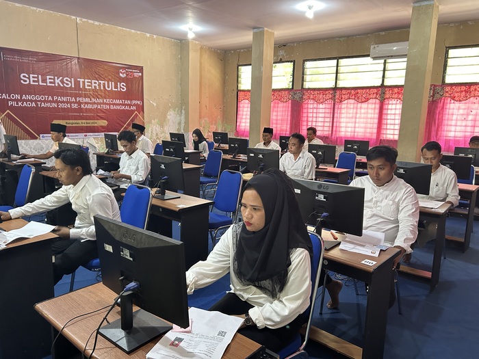 SESI KEDUA: Puluhan pendaftar PPK mengikuti tes tulis di SMKN 1 Bangkalan, Senin (6/5). (VIVIN AGUSTIN HARTONO/JPRM)