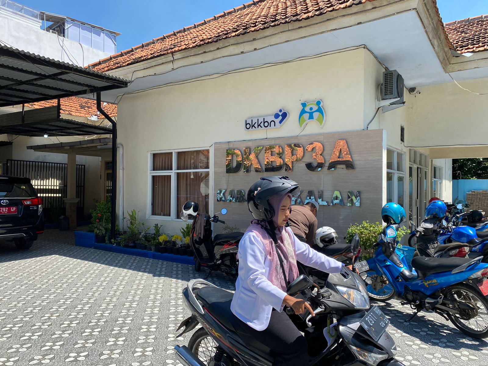 BELUM BENTUK UPTD PPA: Seorang perempuan sedang melintas di Dinas KBP3A Bangkalan Senin (6/5).