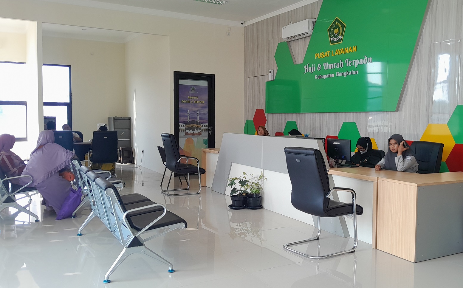 TAHAP MANASIK HAJI: Warga berada di PLHUT Kemenag Bangkalan Selasa (7/5). M. KHOLIL RAMLI/JPRM