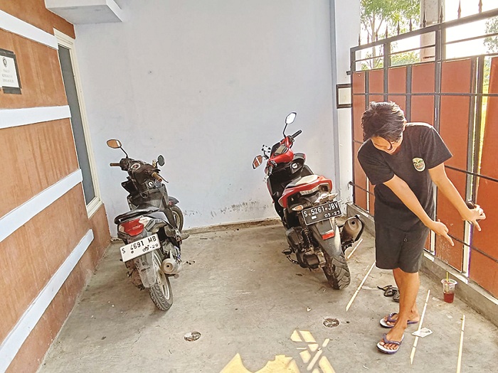 TKP: Alfian menunjuk lokasi hilangnya sepeda motor di sebuah kosan yang ada di Pesona Trunojoyo Residence, Kecamatan Kamal, Bangkalan. (AHZAMZAM ERENDY/ JPRM)