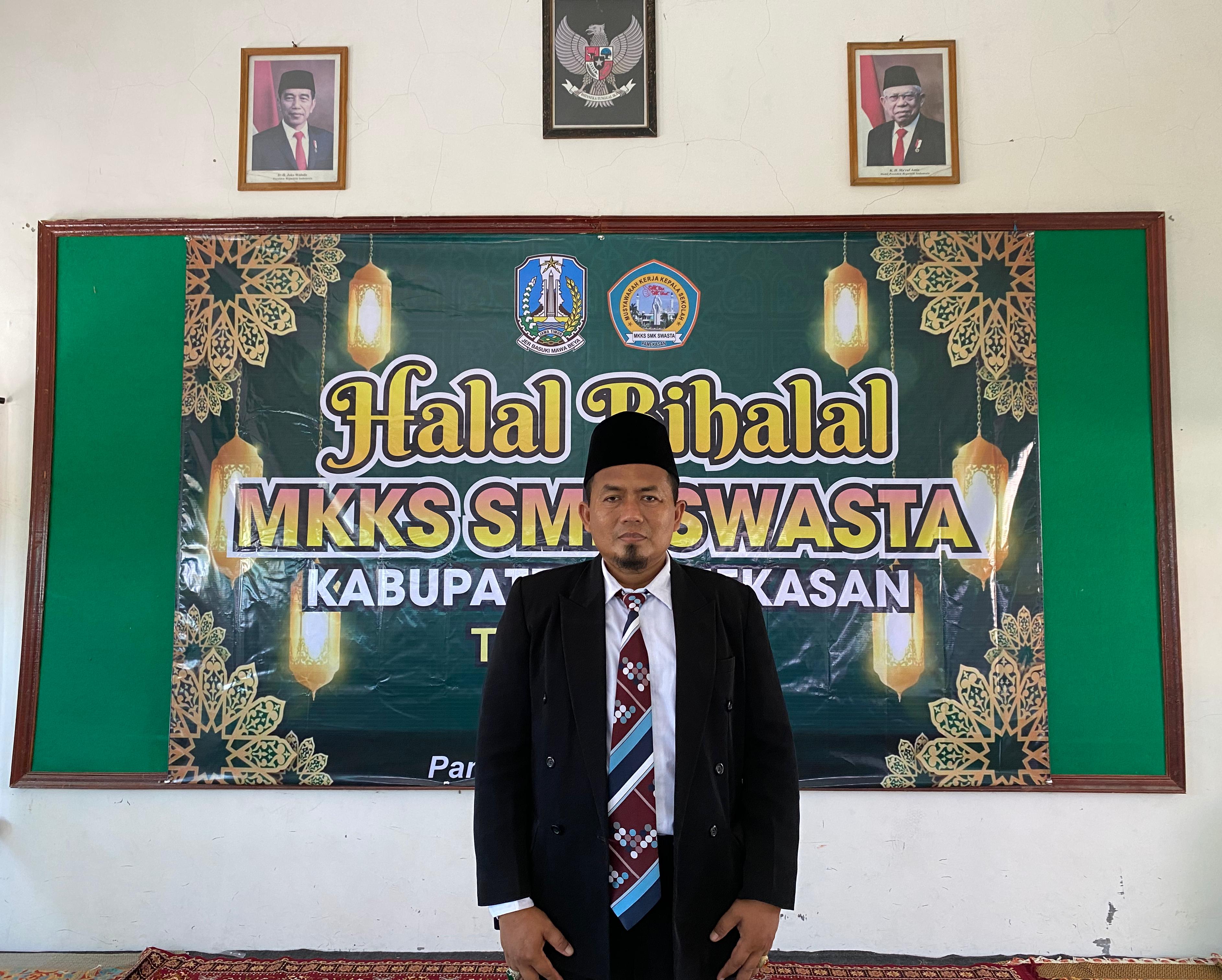 SUKSES: Kepala SMK Miftahul Qulub Hadi Suwono usai acara halal bihalal di SMK Miftahul Qulub, Desa Polagan, Kecamatan Galis, Pamekasan, Rabu (8/5).