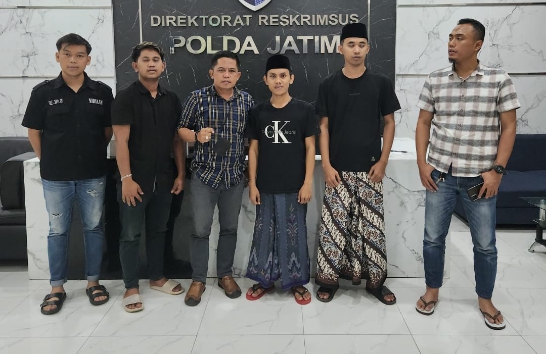 DI POLDA: Tim Akeloy Production saat berada di Polda Jatim.