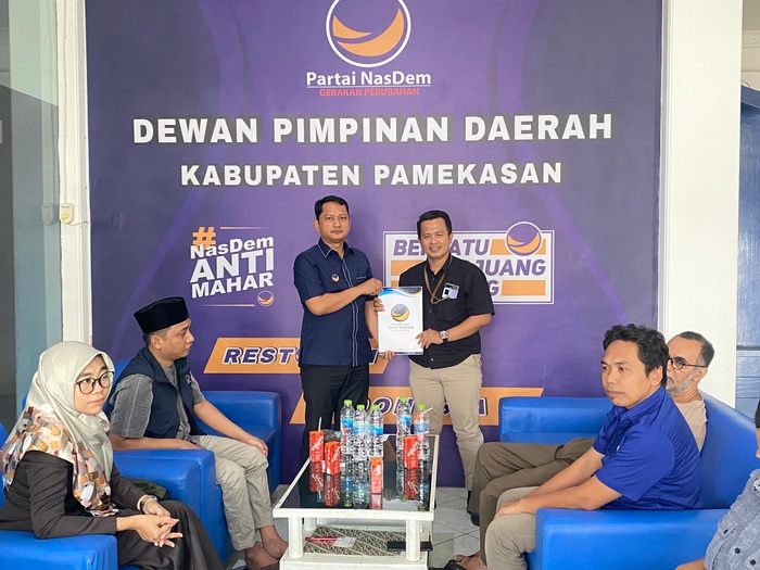 SIMBOLIS: Didik Heriyanto selaku sekretaris pemenangan Fattah Jasin menyerahkan formulir pendaftaran pada Sekretaris DPD Nasdem Pamekasan Mohammad Hamidi di kantor DPD Nasdem Pamekasan, Senin (6/5).