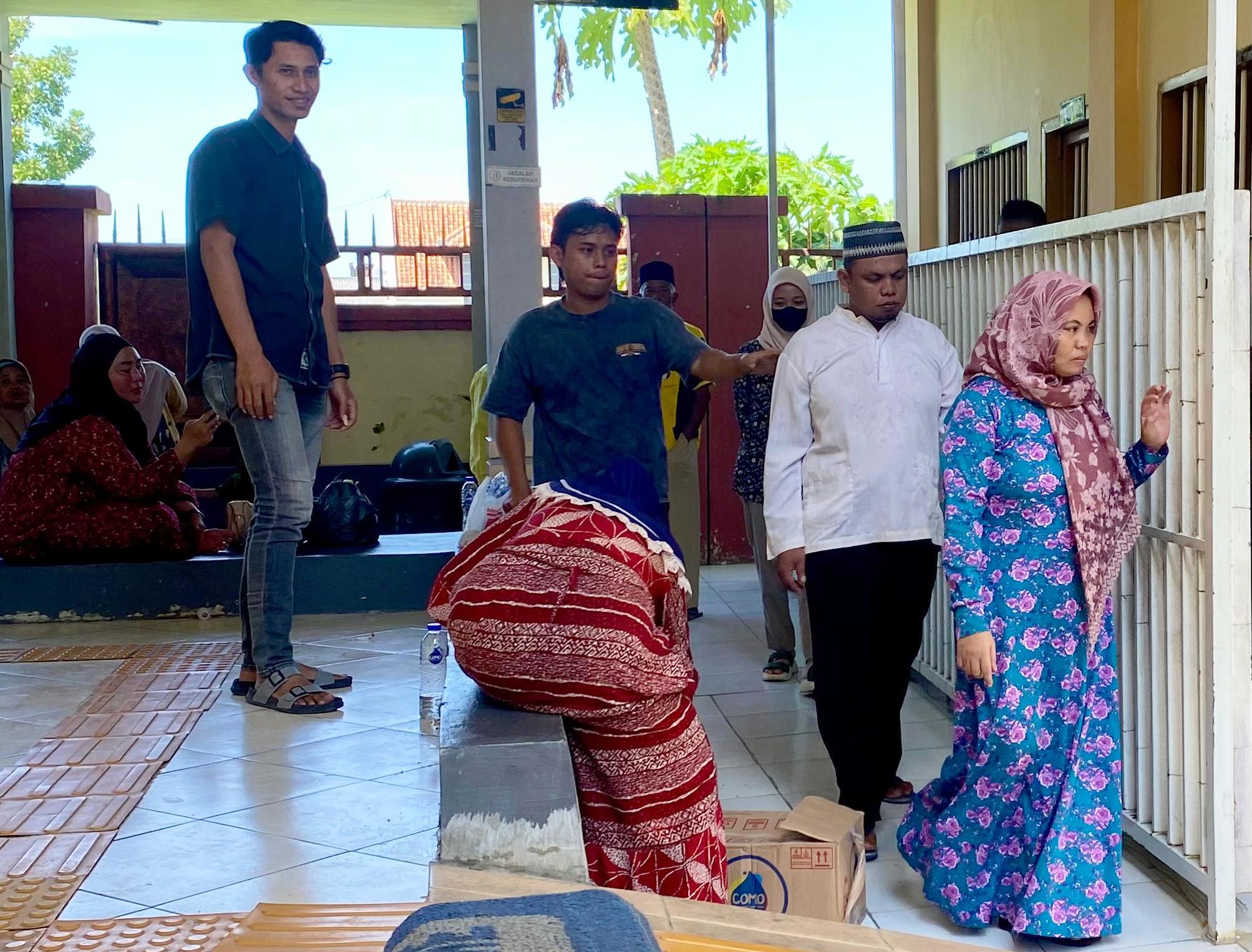 PASUTRI: Ali Samlan (kemeja putih) dan istrinya, Hamiyah, usai menjalani sidang pertama kasus curanmor di PN Pamekasan Selasa (7/5).
