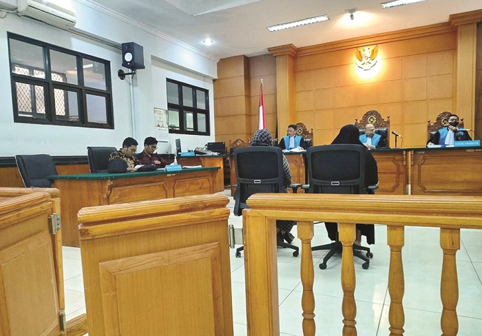 SERIUS: A. Tajul Arifin dan tim mengikuti sidang di PTUN Surabaya, Rabu (10/1). (A. TAJUL ARIFIN UNTUK JPRM)