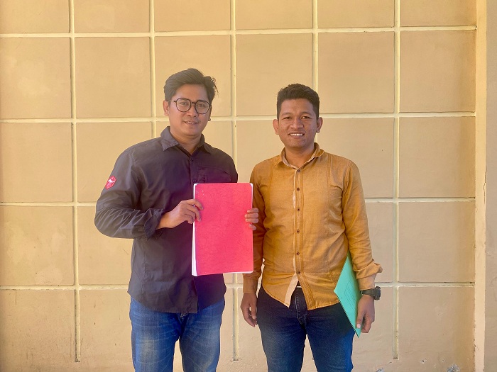 MENANG GUGATAN: A. Tajul Arifin (kiri) dan tim beberkan hasil gugatan usai mengikuti sidang di PN Pamekasan Rabu (8/5). (MOH. IQBAL AFGANI/JPRM)