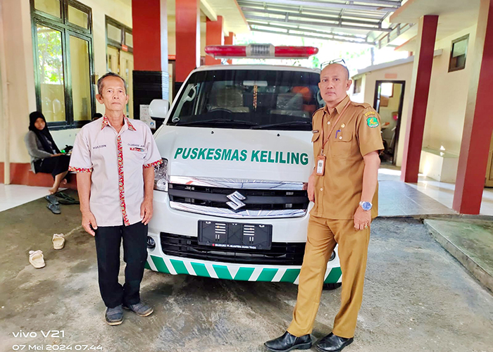 BISMILLAH MELAYANI: Kepala Puskesmas Batuputih Imam Mutheri (kanan) berfoto dengan mobil pusling baru di kantornya. (Dok Radarmadura.id)