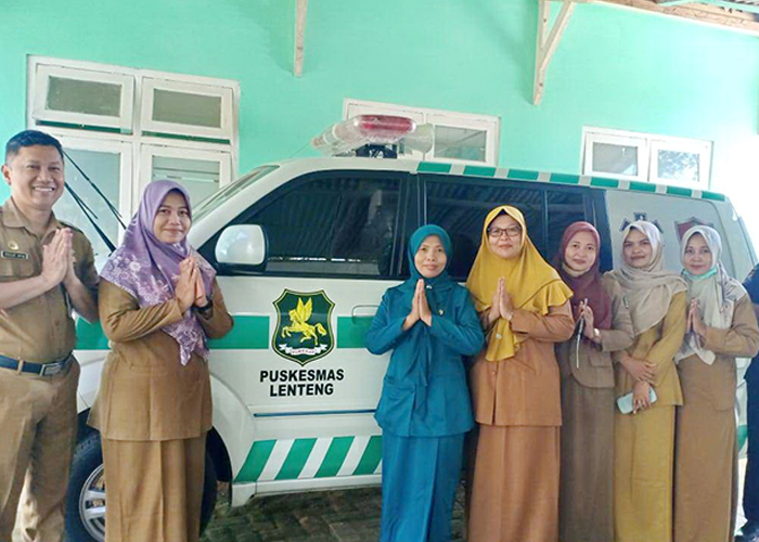 SIAP MELAYANI: Tenaga kesehatan Puskesmas Lenteng berfoto bersama di depan mobil ambulans pemberian Bupati Sumenep Achmad Fauzi Wongsojudo. (PUSKESMAS LENTENG UNTUK JPRM)