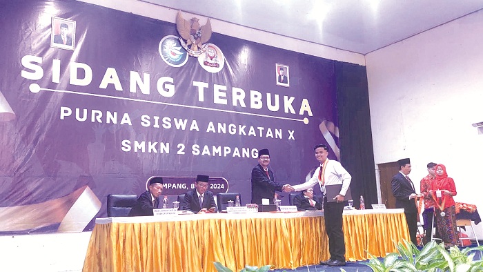BAHAGIA: Kepala SMK Negeri 2 Sampang Mukani menyalami siswanya yang lulus dalam sidang terbuka purnasiswa di Gedung PKPRI Sampang Rabu (8/5).(JUNAIDI PONDIYANTO/JPRM)