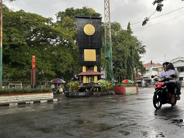 LENGANG: Pengendara sepeda motor melintas di dekat tugu Adipura, Jalan Ahmad Yani, Bangkalan, Kamis (9/5). (VIVIN AGUSTIN HARTONO/JPRM)