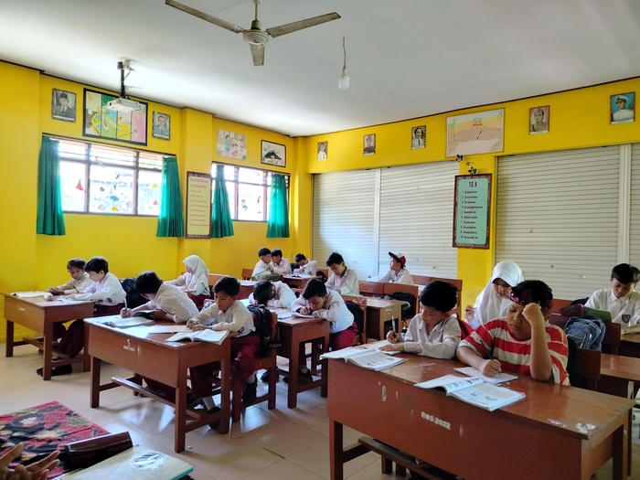 FOKUS: Siswa kelas V-B SDN Jungcangcang 1 Pamekasan mengikuti KBM, Selasa (7/5). (LAILIYATUN NURIYAH/JPRM)