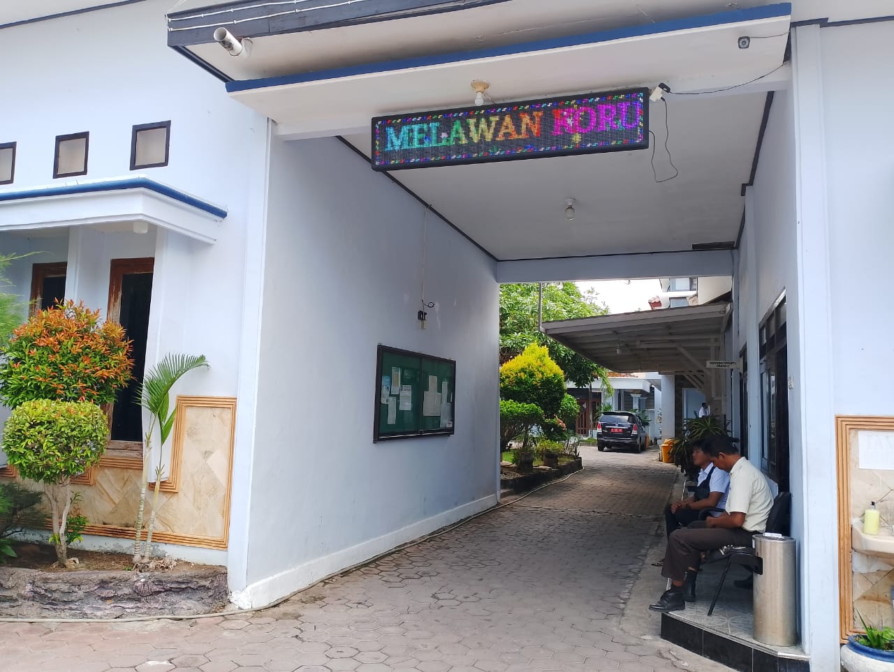AUDIT DANA JASPEL: Sekuriti sedang berjaga di halaman kantor Inspektorat Sampang Rabu (8/5).
