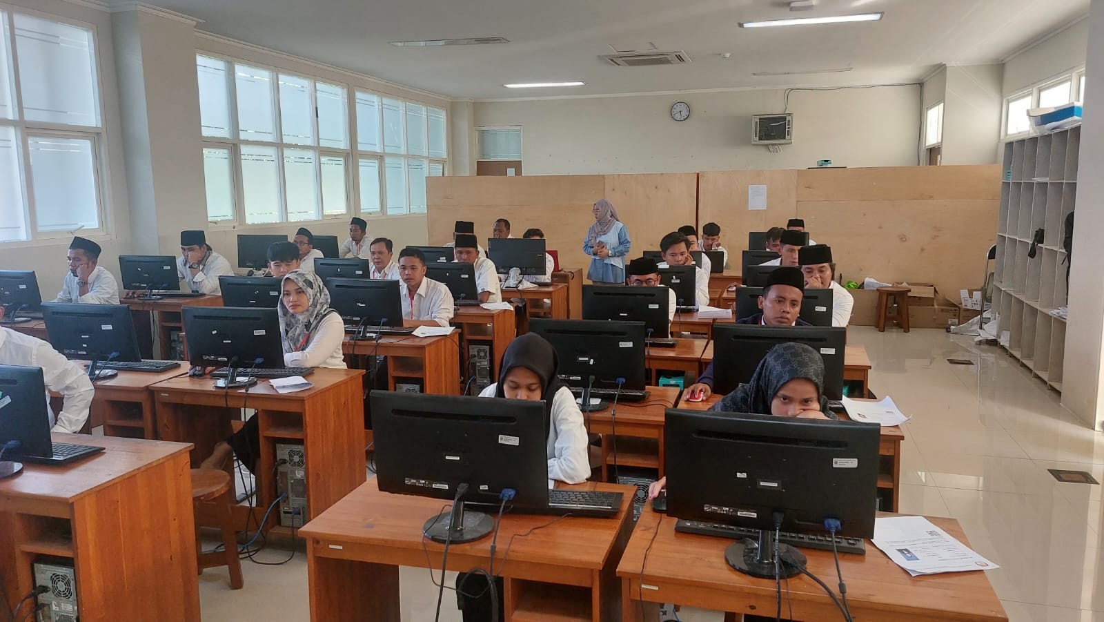 FOKUS: Peserta rerkutmen PPK pilkada mengikuti CAT di kampus Politeknik Negeri Madura, Sampang, Selasa (7/5).