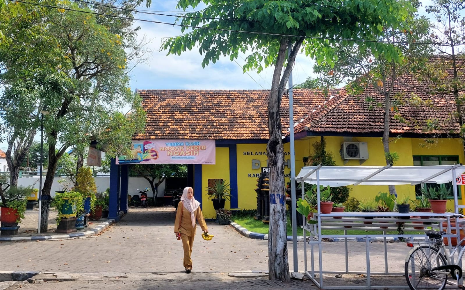 PENGURUKAN SAMPAH TPA: Pegawai berada di depan kantor Dinas Lingkungan Hidup Perumahan dan Permukiman Sampang, Selasa (30/4).