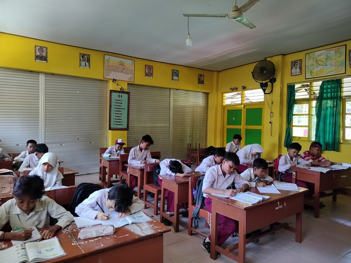 FOKUS: Siswa Kelas 5B SDN Jungcangcang 1 Pamekasan mengikuti KBM di kelasnya, Selasa (7/5).&nbsp;LAILIYATUN NURIYAH/JPRM)