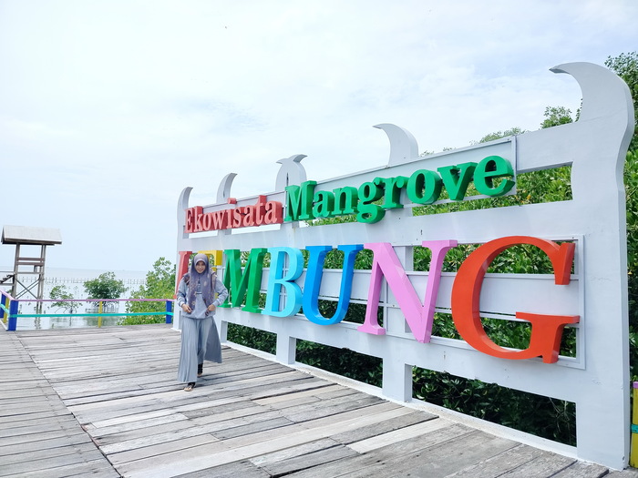 LIBURAN: Warga berada di Ekowisata Mangrove Lembung, Desa Lembung, Kecamatan Galis, Pamekasan, Jumat (5/4). (LAILIYATUN NURIYAH/JPRM)