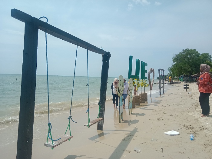 BERMAIN: Anak-anak asyik bermain di pinggir Pantai Tengket, Desa Maneron, Kecamatan Sepulu, Bangkalan, Kamis (9/5). (M. ROZIEN ABQORIY/JPRM)