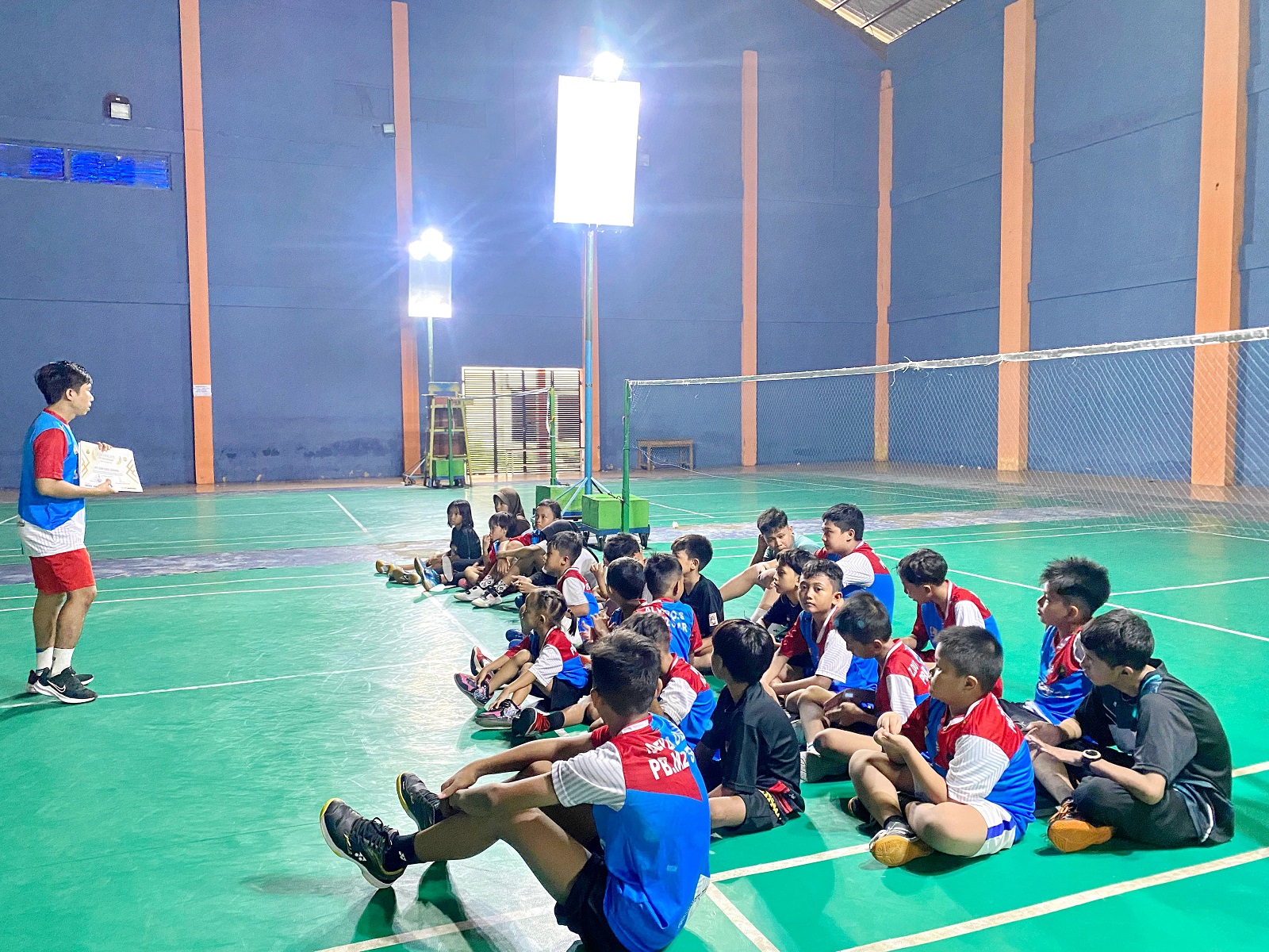 PEMBINAAN: Manajer M2 Star Badminton Club Pamekasan Mohammad Sawaluddin memberi arahan kepada atlet Jumat (10/5).