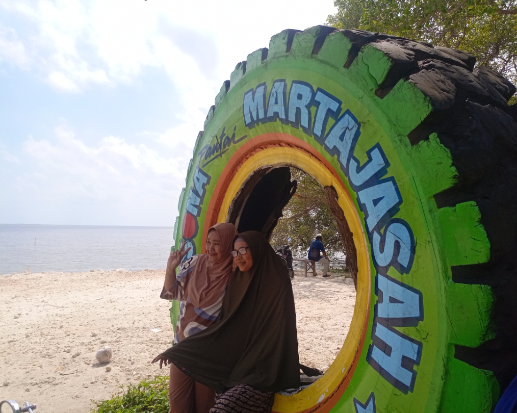 JEPRET: Pengunjung menikmati indahnya liburan dengan mengabadikan gambar di wisata Pesona Pantai Martajasah, Kecamatan Kota Bangkalan, Jumat (10/5).