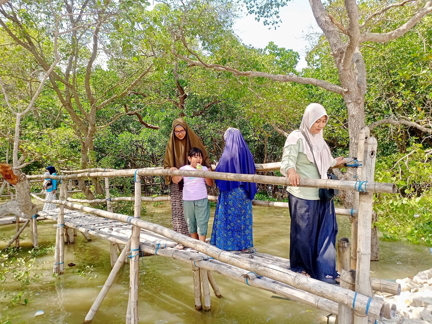 WISATA MURMER: Wisatawan berlibur di Pesona Pantai Martajasah, Kecamatan Kota Bangkalan, Jumat (10/5).