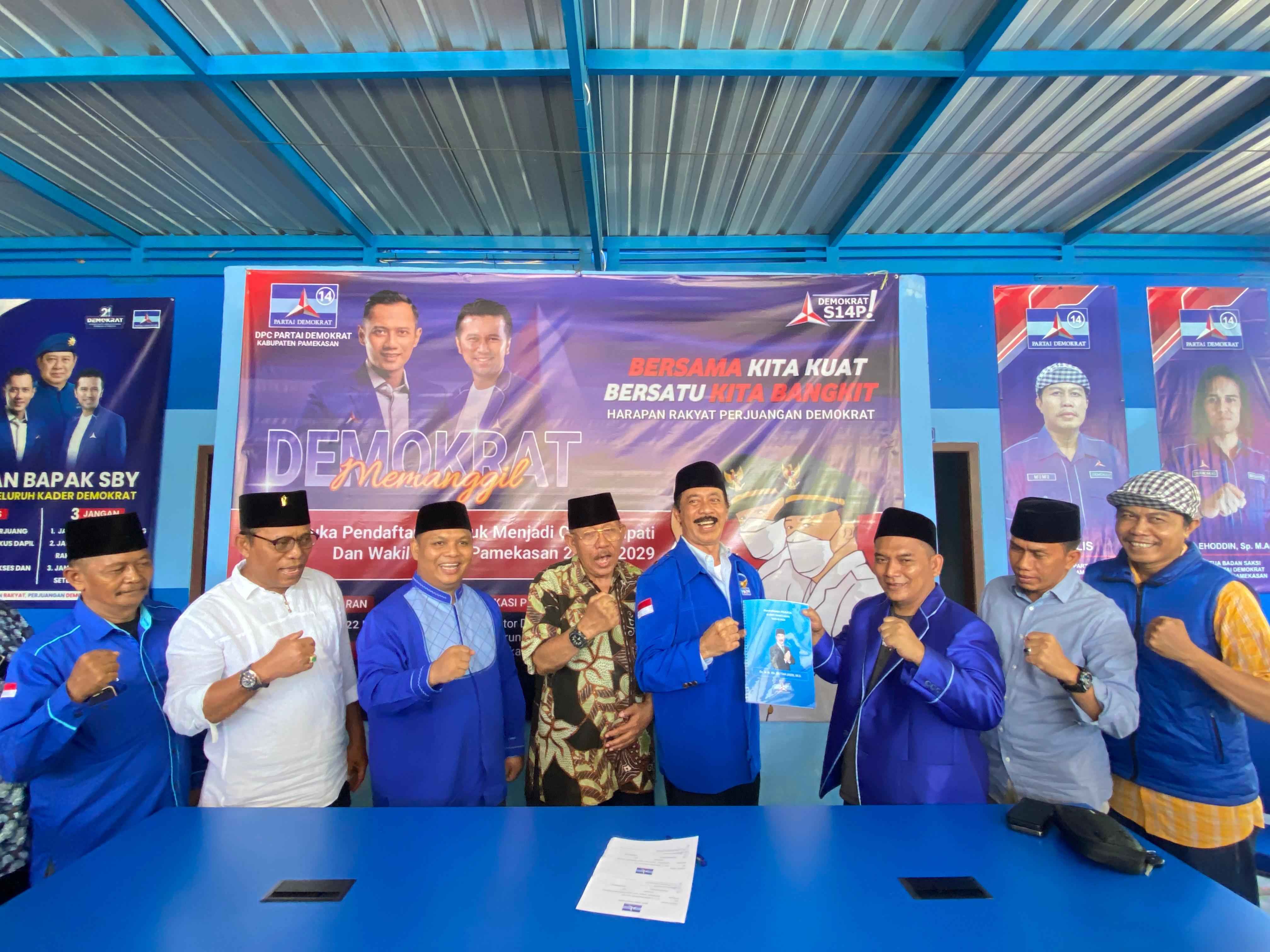 AKRAB: Fattah Jasin didampingi Imam Utomo Soeparno (baju batik) mengembalikan formulir ke kantor DPC Partai Demokrat Pamekasan, Jumat (10/5). (MOH. IQBAL AFGANI/JPRM)