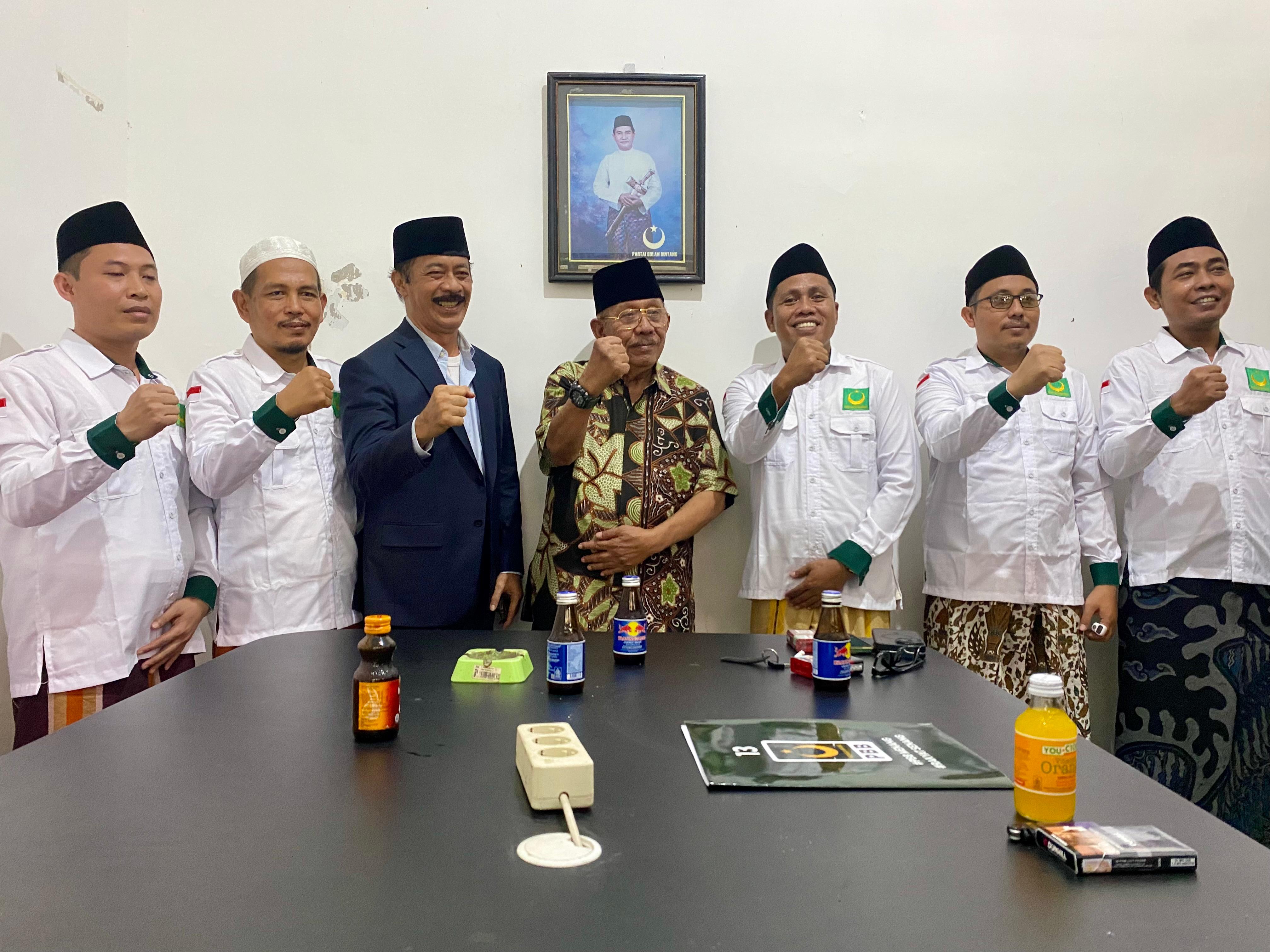 PENUH SEMANGAT: Fattah Jasin didampingi Imam Utomo Soeparno (tengah) mengambil formulir ke kantor DPC PBB Pamekasan, Jumat (10/5). (MOH. IQBAL AFGANI/JPRM)