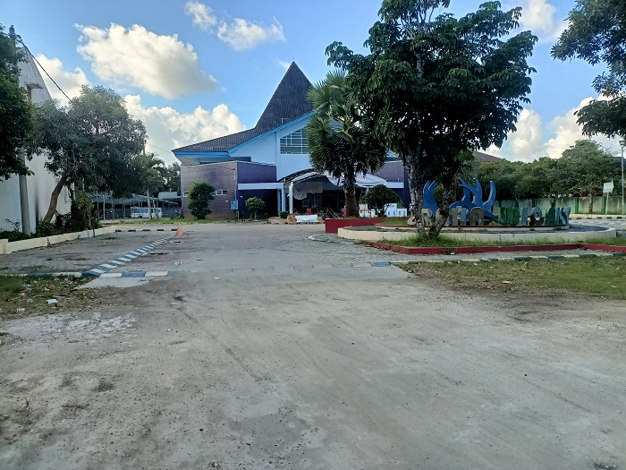 MILIK NEGARA: Halaman gedung Korpri Sumenep di Desa Kolor, Kecamatan Kota, Sabtu (11/5).&nbsp;(MOH. IQBAL/JPRM)