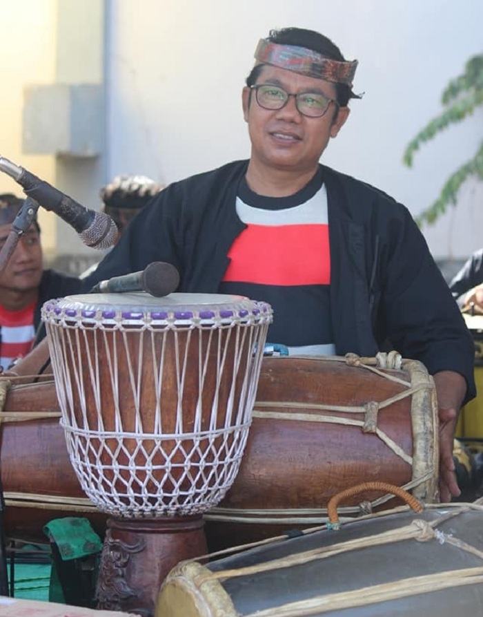 MELESTARIKAN: Sudarsono, salah seorang seniman di Bangkalan. (SUDARSONO UNTUK JPRM)