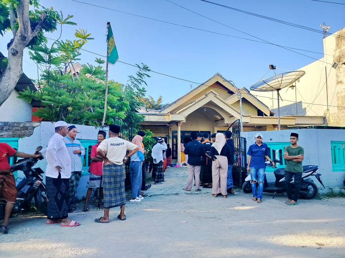 TRAGIS: Suasana duka di rumah Edi Purwanto, Kelurahan Gladak Anyar, Pamekasan, Sabtu (1/5). (LAILIYATUN NURIYAH/JPRM)