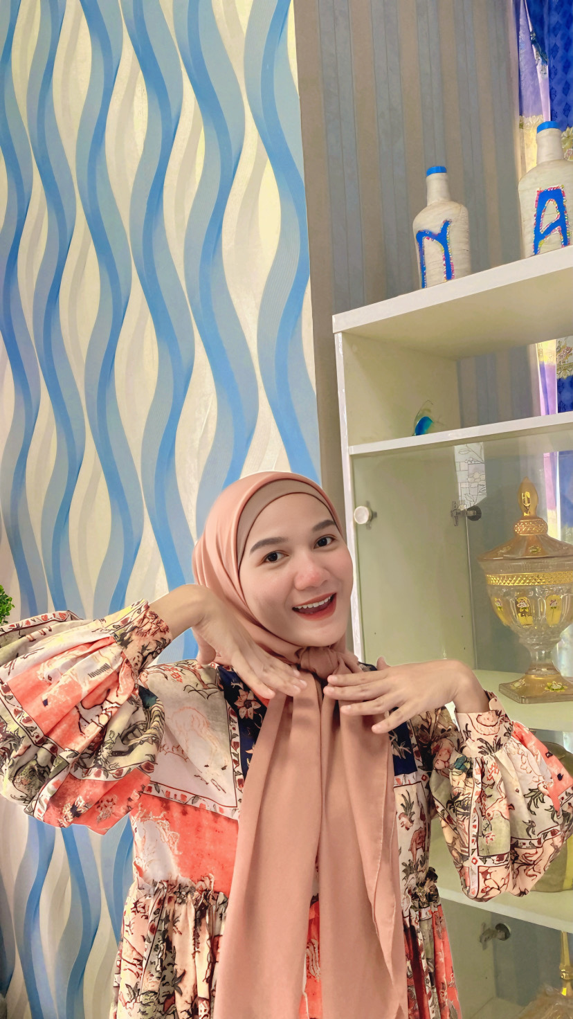 ELEGAN: Nadia Daris Sakinah tampil anggun mengenakan ciput inner tali basic kaus, Sabtu (11/5). (AYU LATIFAH/JPRM)