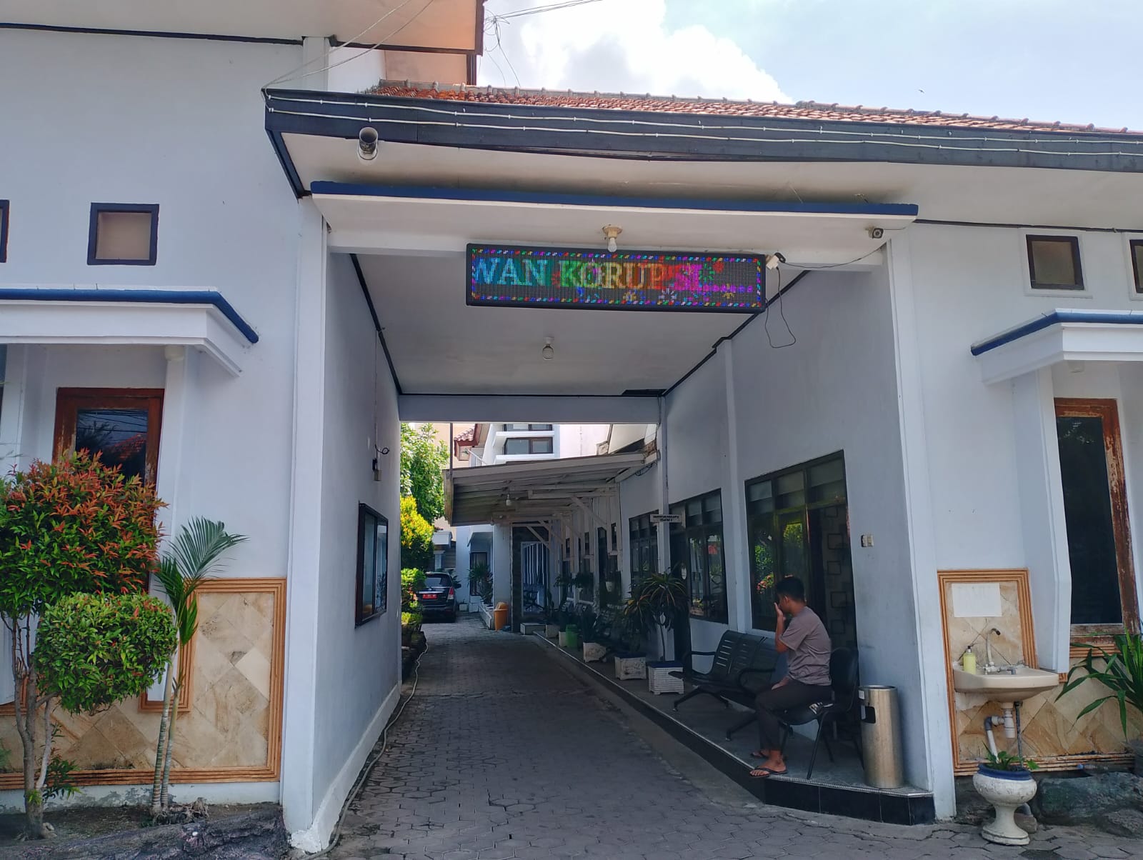 BERTUGAS: Petugas sekuriti Inspektorat Sampang sedang berjaga di kantornya. (UBAIDILLAHIR RA&rsquo;IE/JPRM)