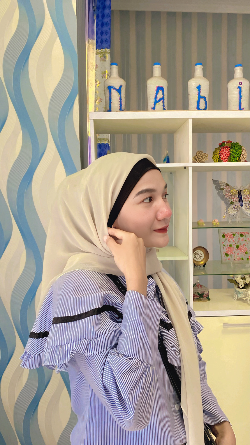 MENUTUPI: Nadia Daris Sakinah menunjukkan pemakaianciput inner yang dia gunakan, Sabtu (11/5). (AYU LATIFAH/JPRM)