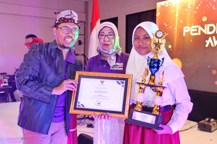 BERPRESTASI: Kepala Dinas Pendidikan Bangkalan Muhammad Yakub dan Kepala SDN Kraton 3 memberikan penghargaan kepada Naura Tsamara Khalisa sebagai juara 1 siswa favorit kategori SD, Sabtu (4/5).