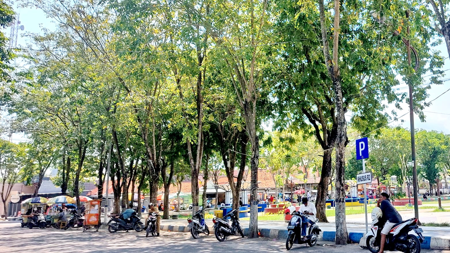 RAMAI: Pengendara roda dua diparkir di Jalan Wijaya Kusuma, Kota Sampang, Senin (6/5). (JUNAIDI PONDIYANTO/JPRM)