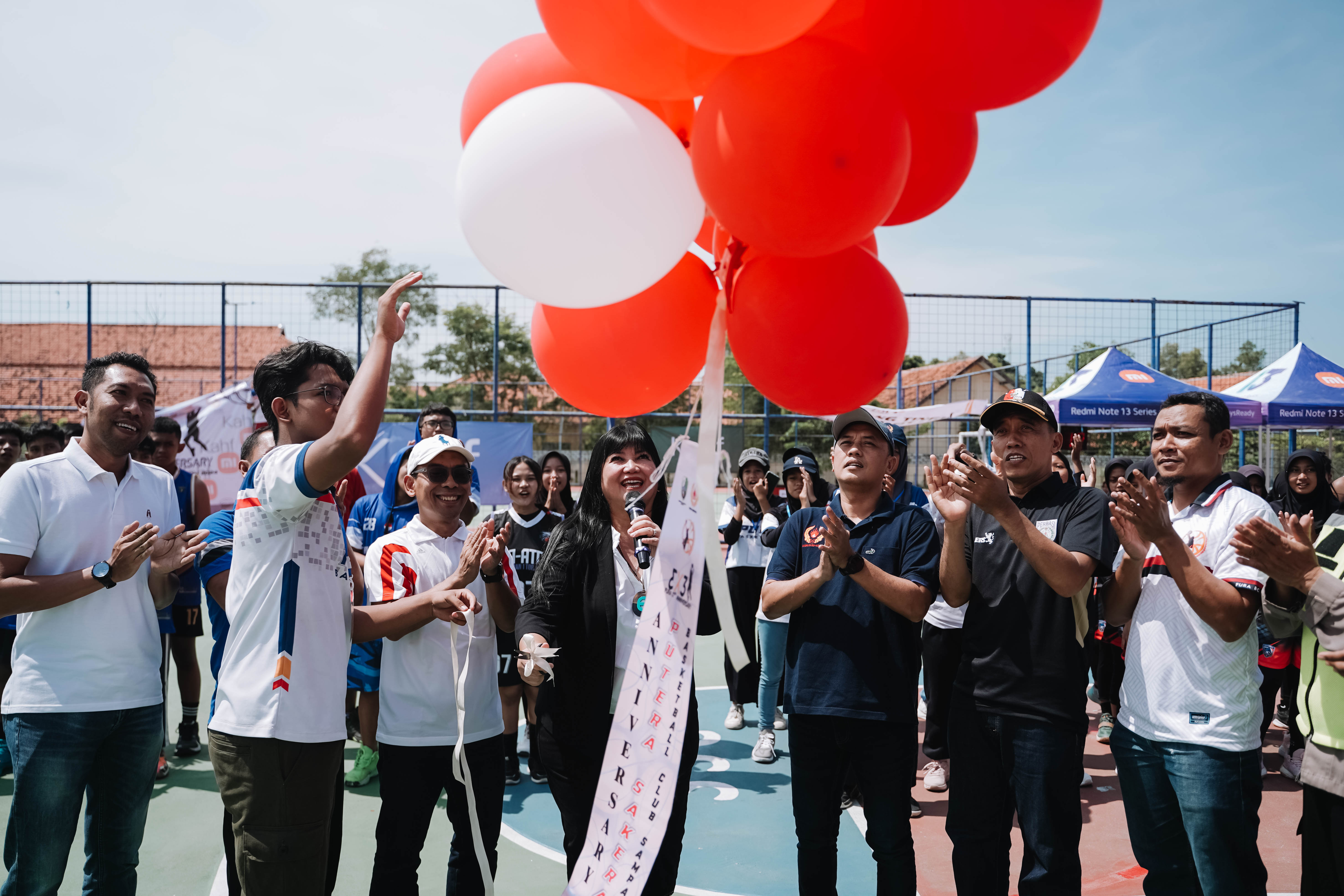 LEPAS BALON: Ketua Perbasi Provinsi Jawa Timur Grace Evi Ekawati bersama ketua KONI Sampang, Ketua Perbasi Sampang dan perwakilan HCML dan Disporabudpar Sampang saat simbolisasi pembukaan kompetisi.
