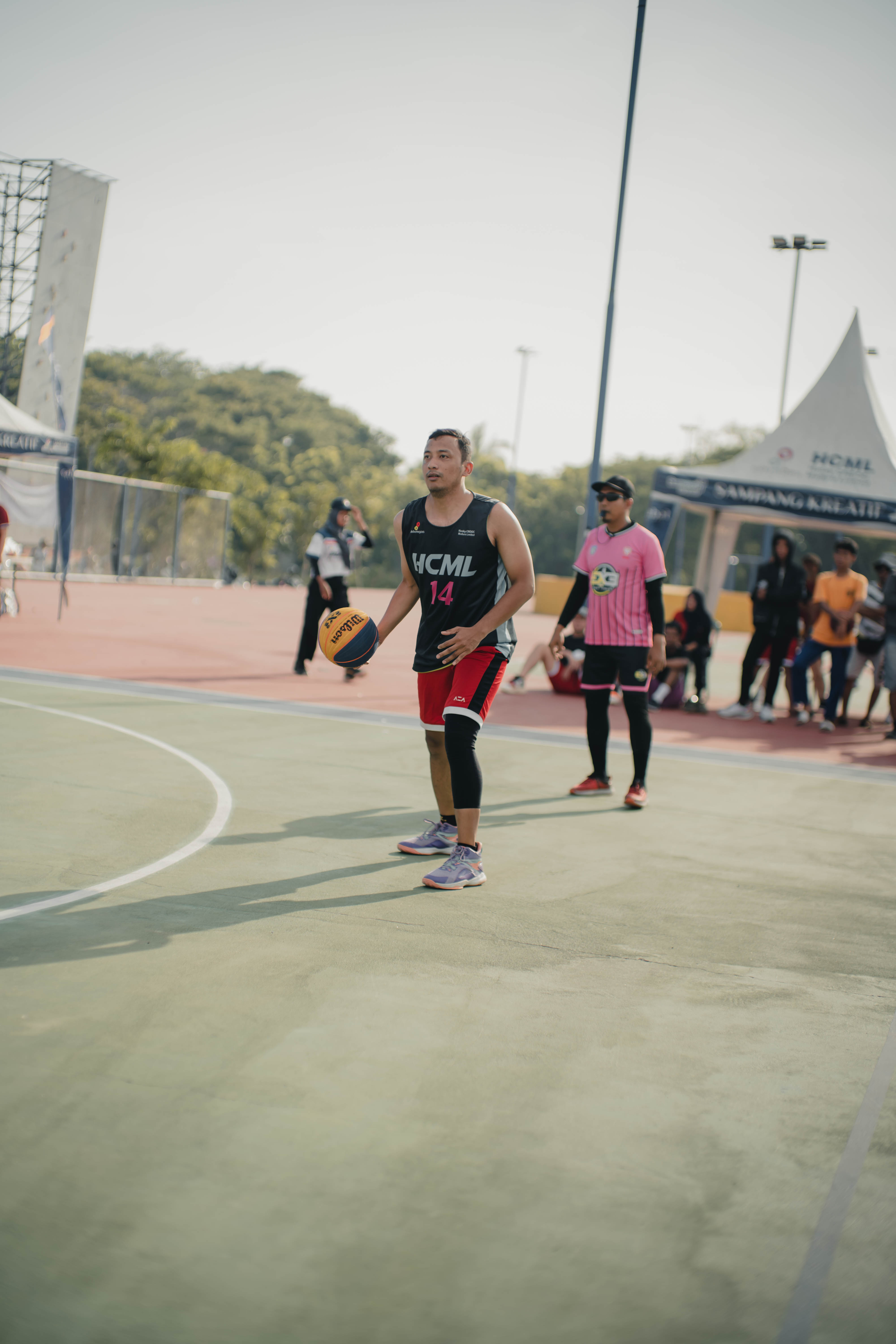 BERPARTISIPASI; Tim basket HCML memeriahkan kompetisi PURA 3x3 di lapangan SSC pada Minggu (12/5).
