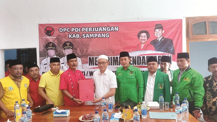 SALING DUKUNG: Ketua DPC PDIP Sampang H Moch. Nurahmad (empat dari kiri) menerima formulir pendaftaran cabup Mohammad bin Muafi Zaini dan Abdullah Hidayat di kantor DPC PDIP Sampang Senin (13/5).