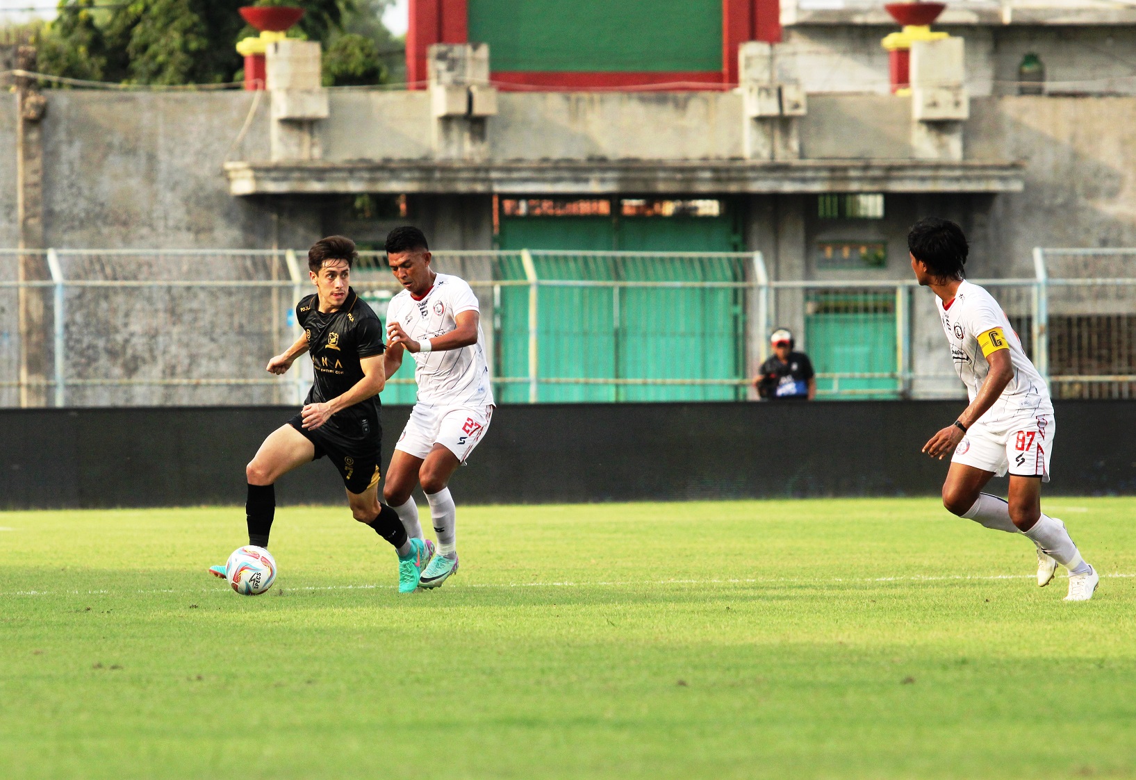 LAWAN BORNEO FC: Pemain MU Fancisco Rivera mendapat gangguan dari pemain Arema FC saat bertanding di SGB, Selasa (30/5).