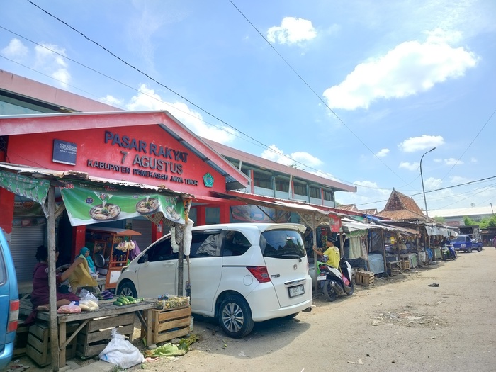 TERIK: Beberapa pedagang berada di depan Pasar 17 Agustus, Kelurahan Bugih, Pamekasan, Senin (7/5). (LAILIYATUN NURIYAH/JPRM)