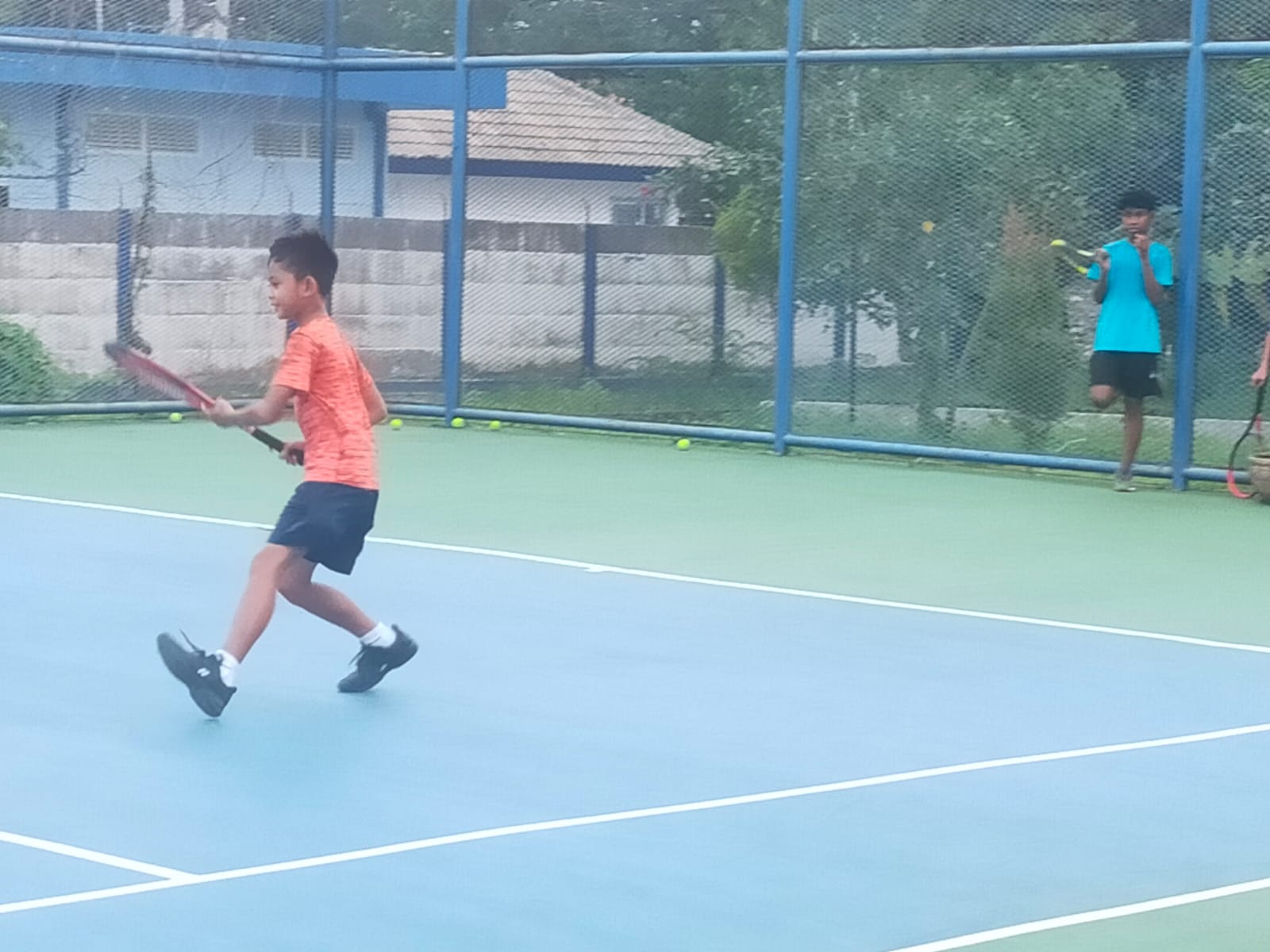 SELEKSI TIMNAS: Atlet Pelti Sampang M. Naufal Attaqy berlatih di Lapangan Tenis Sampang Sport Center, Rabu (1/5).