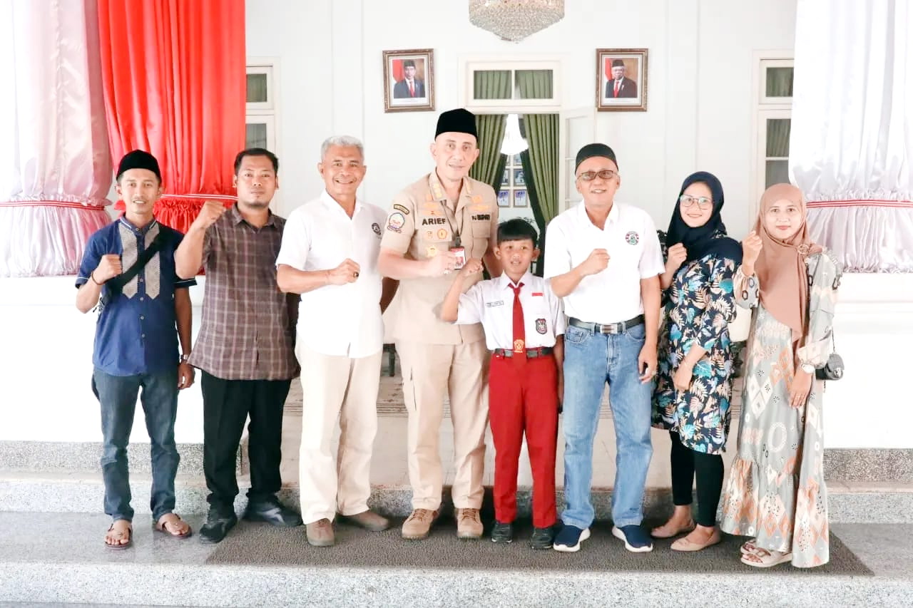 MENDUKUNG PENUH: Pj Bupati Bangkalan Arief M. Edie (empat dari kiri) berfoto bersama pemain dan ofisial BSA di Pendopo Agung Senin (13/5).